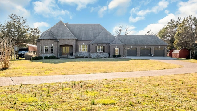 view of front of property featuring a front yard and a garage