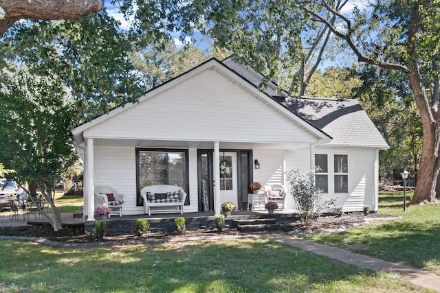 view of front facade with a porch and a front lawn