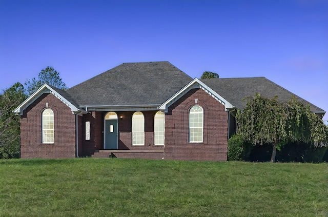 view of front of home featuring a front yard