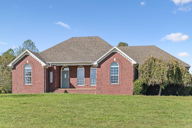 view of front of property featuring a front yard