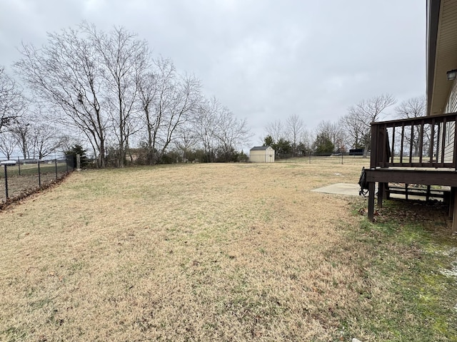 view of yard featuring a shed