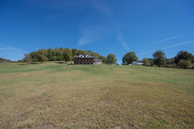 view of yard featuring a rural view