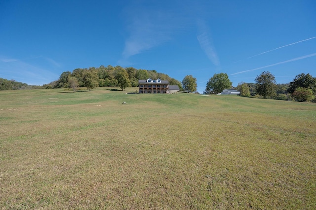 view of yard featuring a rural view