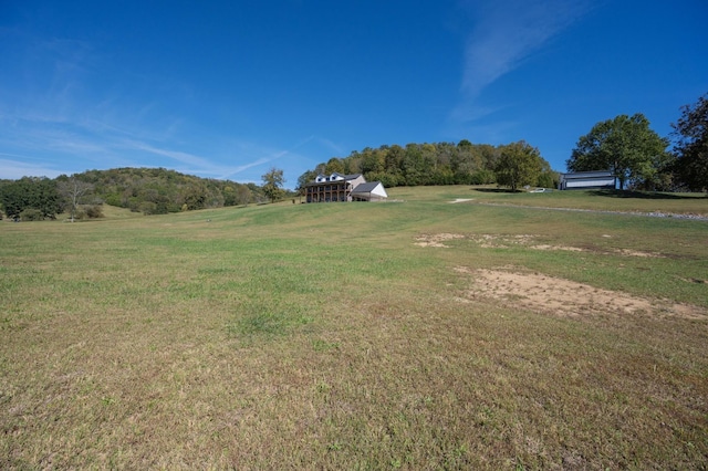 view of yard featuring a rural view