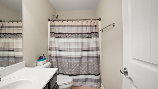 bathroom with a shower with curtain, vanity, and toilet