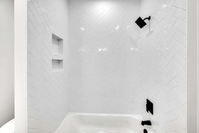 bathroom with tiled shower / bath