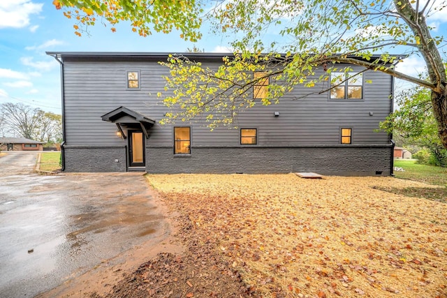 view of front of house featuring a patio area