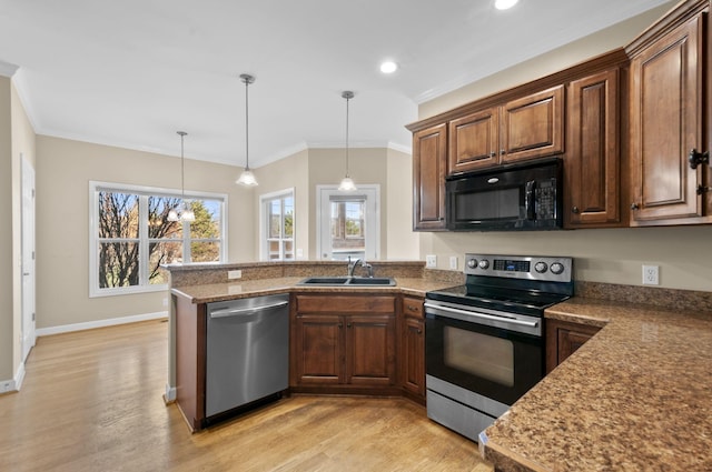 kitchen with sink, an inviting chandelier, kitchen peninsula, appliances with stainless steel finishes, and light wood-type flooring