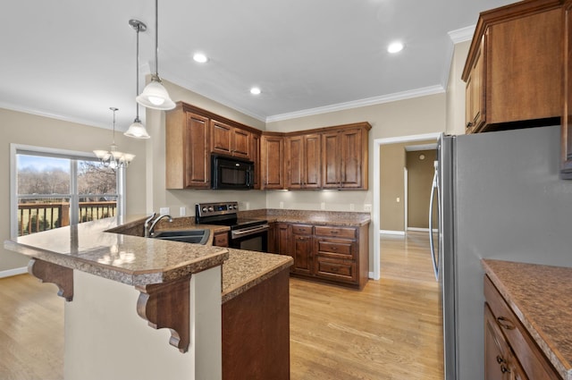 kitchen with hanging light fixtures, sink, appliances with stainless steel finishes, kitchen peninsula, and a breakfast bar area