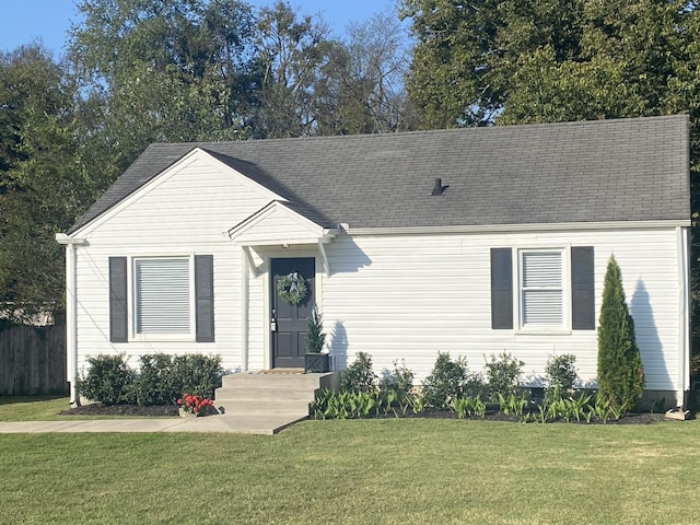 view of front facade featuring a front yard