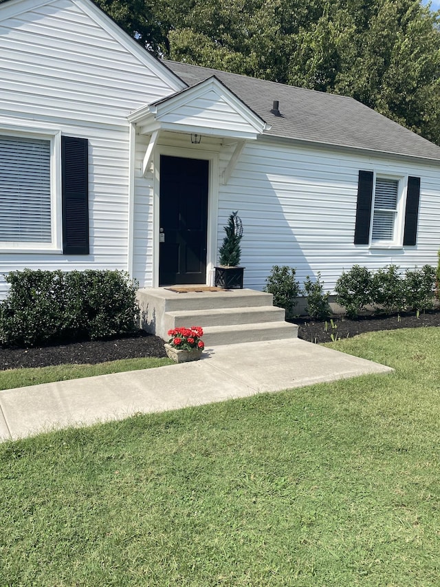 view of front of property with a front yard