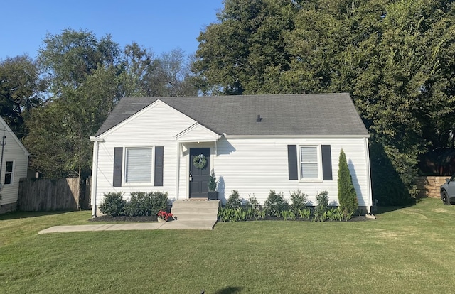 view of front of property featuring a front lawn