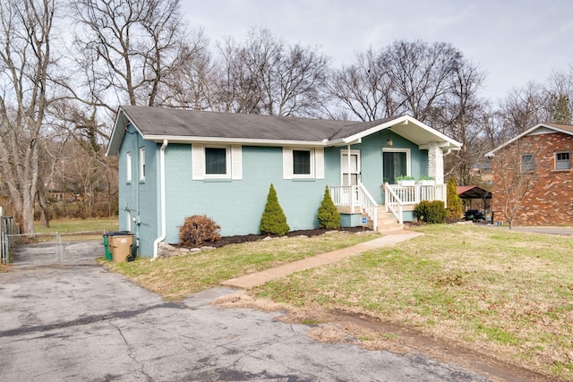 view of front of property featuring a front yard