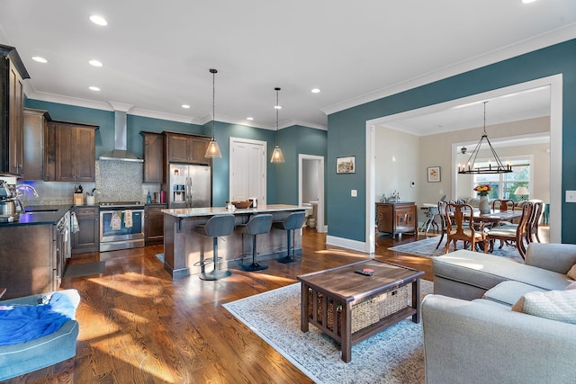 living room featuring crown molding, a notable chandelier, dark wood-type flooring, and sink