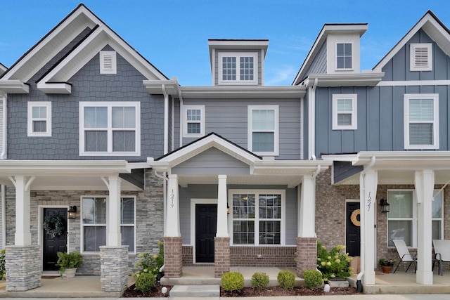 craftsman-style house with a porch