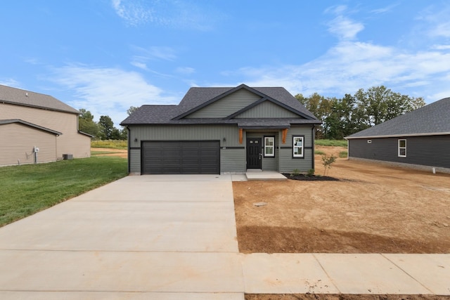 view of front of house featuring a garage and a front yard