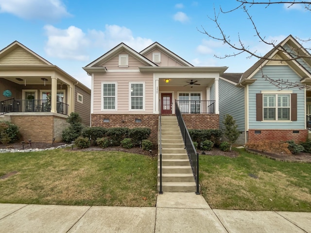 view of front of property featuring ceiling fan, covered porch, and a front yard