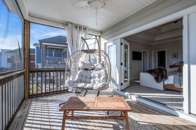 sunroom with ceiling fan