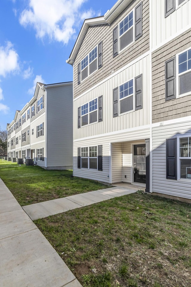 view of front of property featuring a front yard