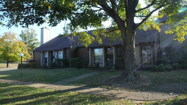 single story home featuring a front yard