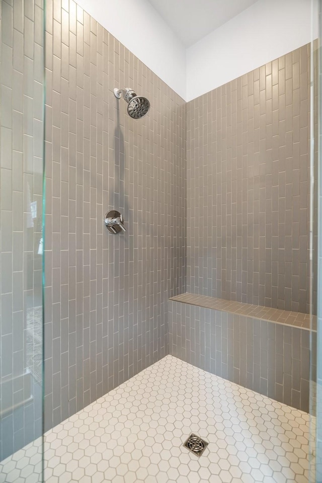 bathroom featuring a tile shower