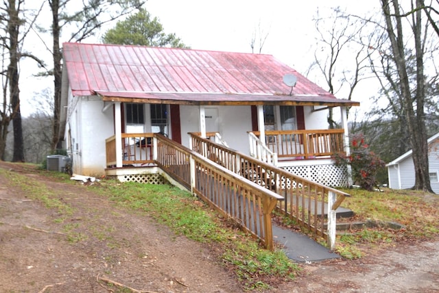 view of front of property featuring a porch