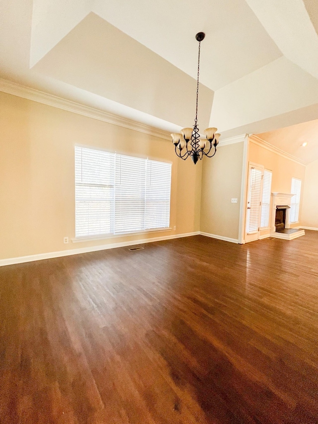 spare room with a tray ceiling, ornamental molding, and a notable chandelier