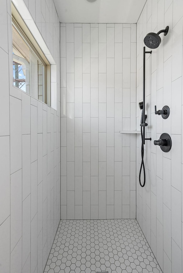 bathroom featuring a tile shower