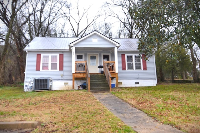 view of front facade featuring cooling unit and a front lawn