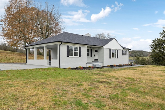 view of front of property featuring a front lawn