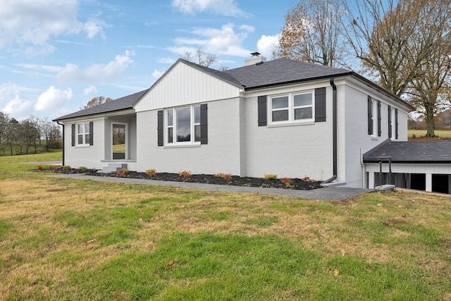 view of front facade with a front lawn