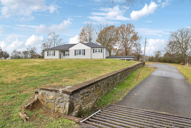 view of front facade featuring a front yard