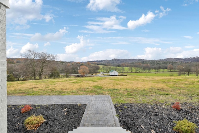 view of yard featuring a rural view