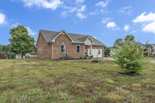 view of front of property featuring a front yard