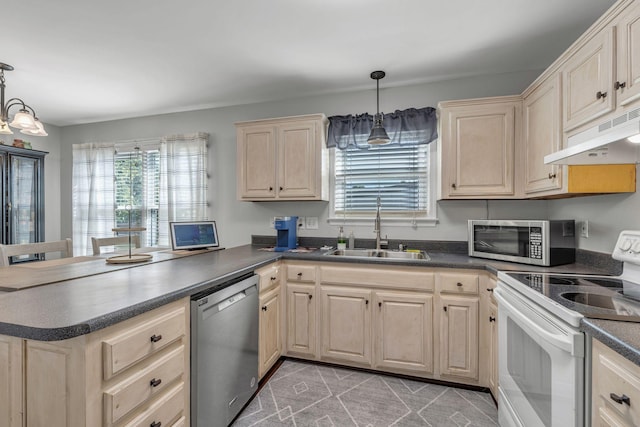 kitchen featuring kitchen peninsula, decorative light fixtures, stainless steel appliances, and sink