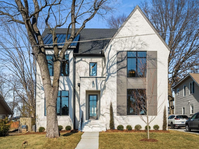 view of front of house featuring a front lawn