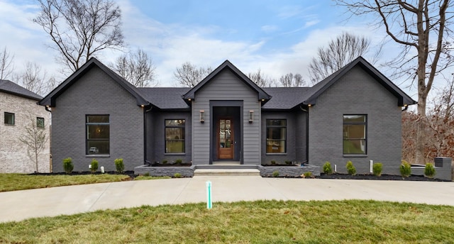 view of front of home featuring brick siding and a front yard