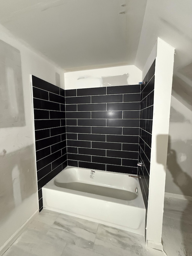 bathroom featuring tiled shower / bath combo