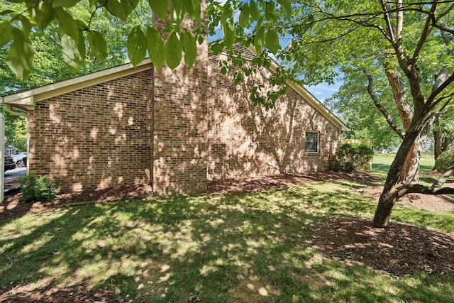 view of side of property featuring a lawn