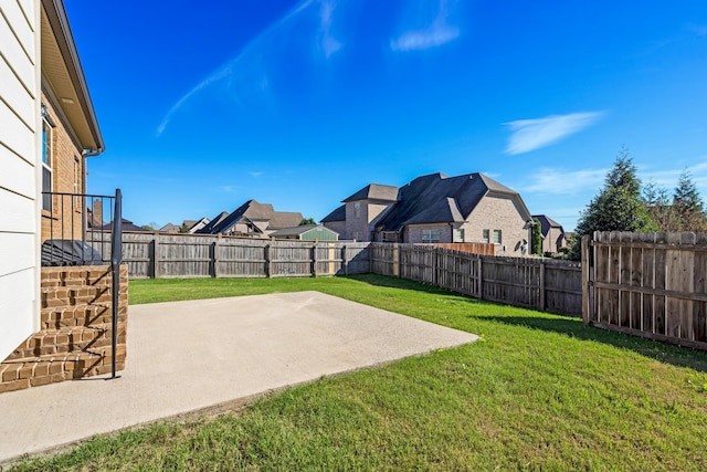 view of yard featuring a patio area