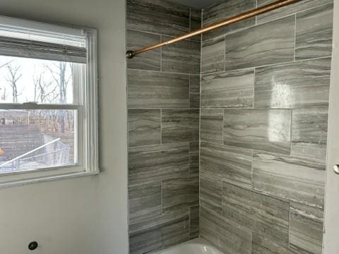 bathroom featuring tiled shower / bath combo