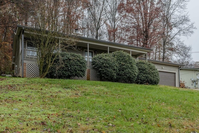 view of front of house featuring a front yard and a garage