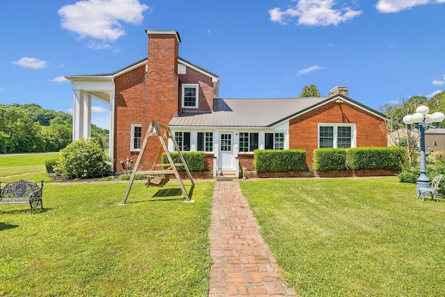 view of front of home featuring a front yard