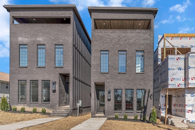 view of front facade featuring brick siding