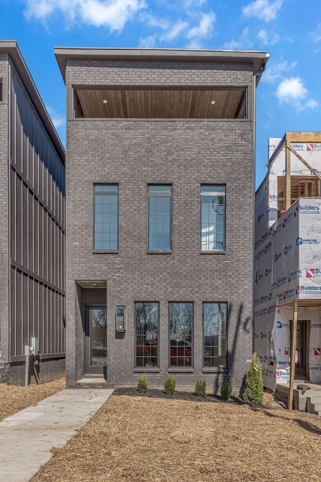 view of front of house with brick siding