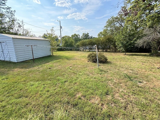 view of yard with a storage unit