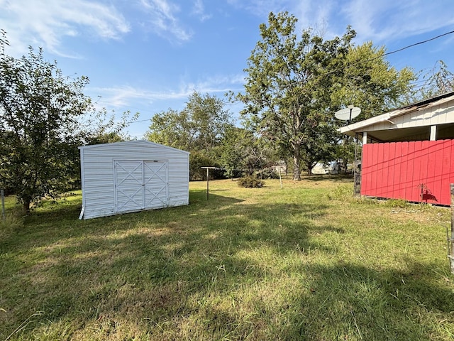 view of yard featuring a storage shed