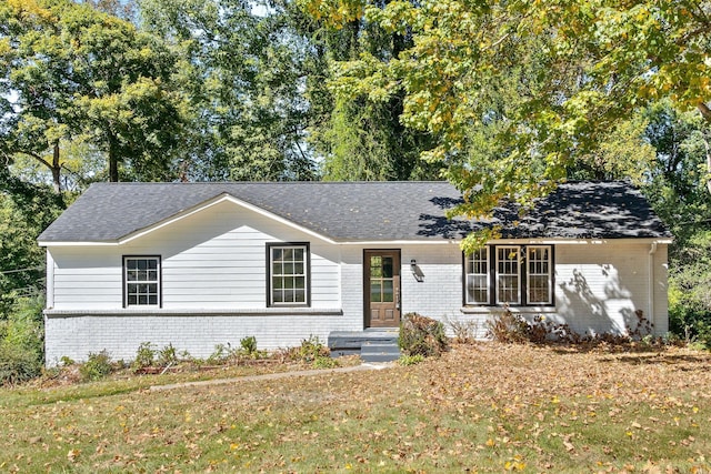 single story home with a front yard