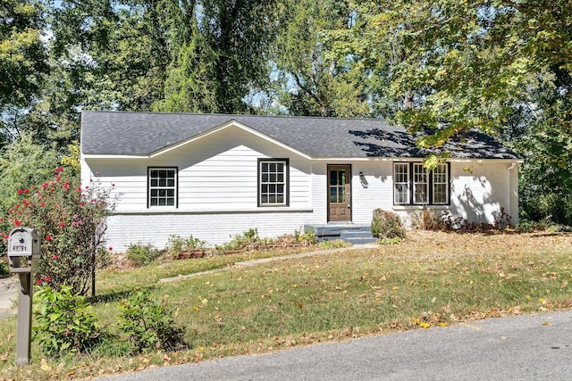 single story home with a front lawn