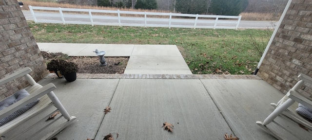 view of yard featuring a patio area